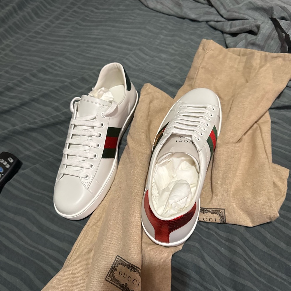 Gucci White Leather Sneakers with Red and Green Stripes
